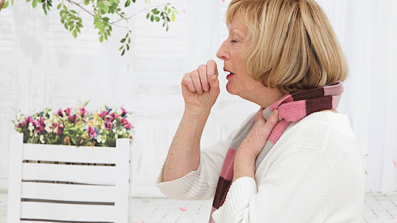 mulher com tosse provocada por pneumonia