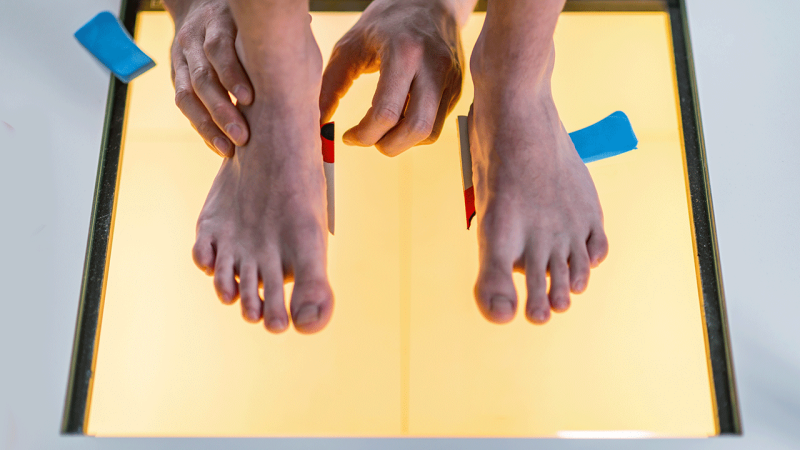 homem em consulta de podologia para prevenir lesões