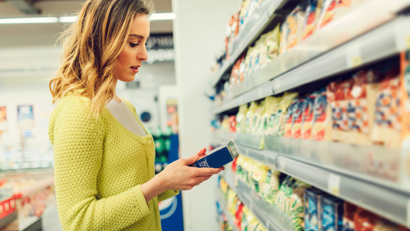 mulher a analisar o rótulo de produto alimentar