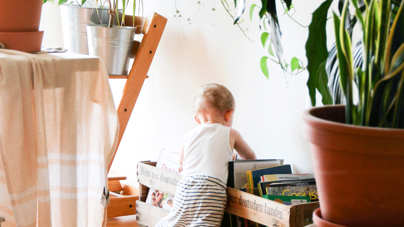 Criança brinca seguindo normas de segurança do bebé