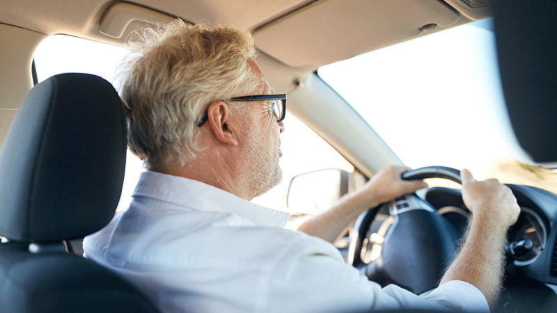 Homem sénior a mostrar que é seguro conduzir o seu carro