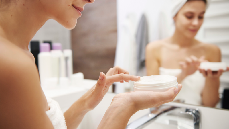 Mulher adota cuidados adequados ao seu tipo de pele