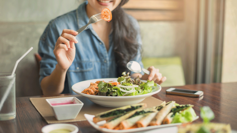 Mulher come alimentos saudáveis para baixar os triglicéridos no sangue