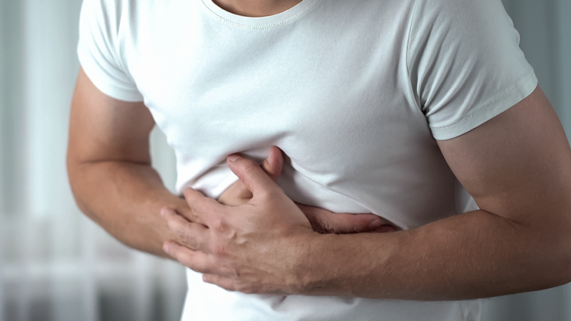 Indivíduo com úlcera no estômago