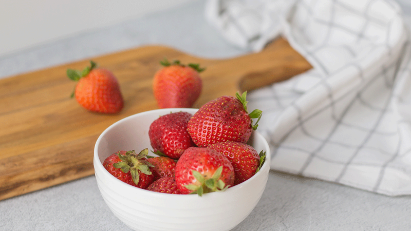 Taça de morangos para um lanche de verão