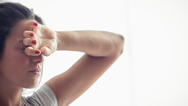 Mulher manifesta sintomas de falta de vitamina B12