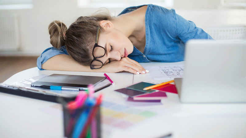 Mulher manifesta cansaço, um dos sintomas de astenia da primavera