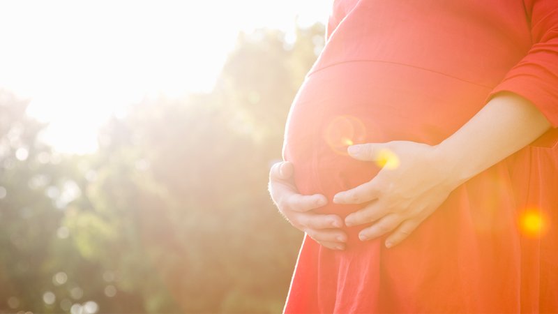 Mulher grávida adota cuidados de prevenção da COVID-19