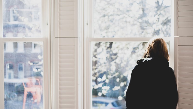 Mulher faz tratamento do coranavírus em casa