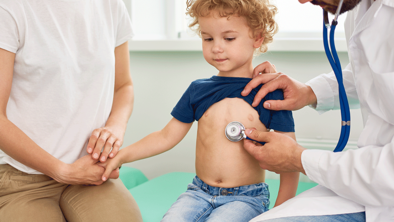 Médico examina criança para diagnóstico de enterovírus D68