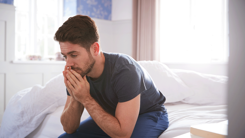 Indíviduo com esclerose lateral amiotrófica preocupado