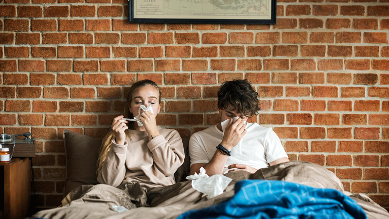 Casal demonstra sintomas de gripe ou constipação