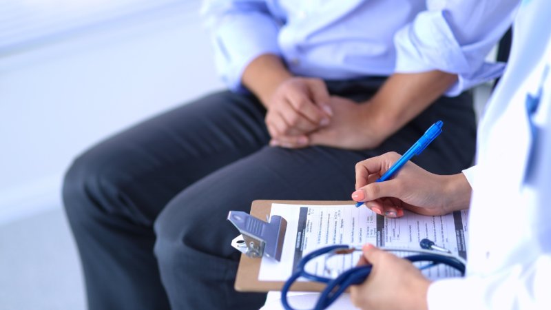 Médico fala com indivíduo sobre a prevenção da hepatite A