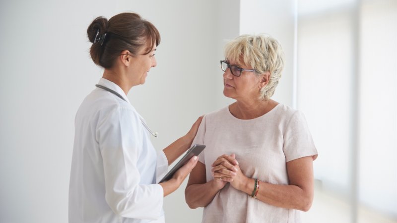 Médica e paciente conversam sobre imunoterapia