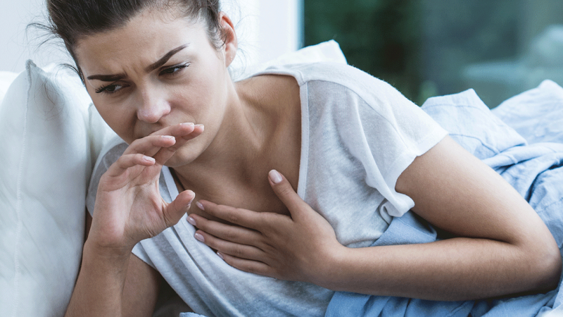 Mulher sofre de refluxo gastroesofágico