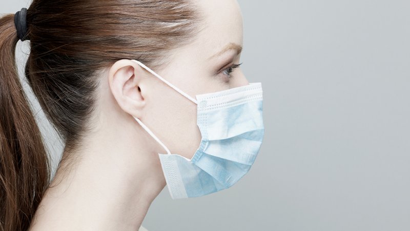 Como usar máscara cirúrgica: mulher a usar corretamente