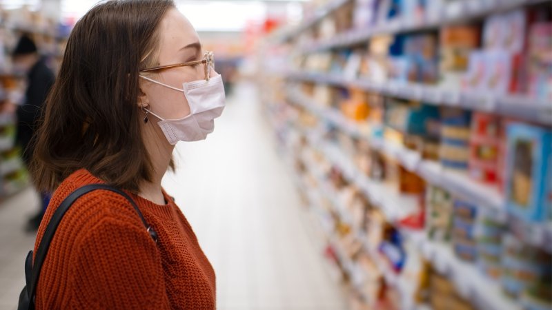 Mulher a ir ao supermercado em tempos de coronavírus