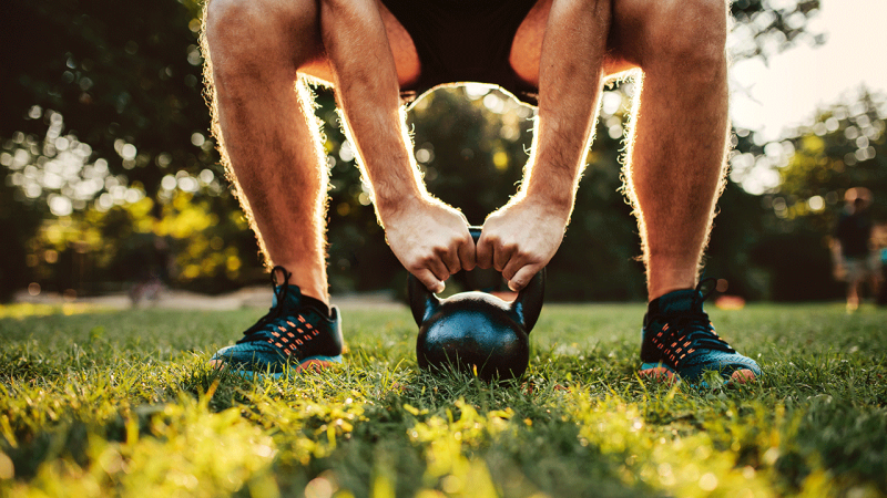 Homem pratica exercício físico para um coração ativo