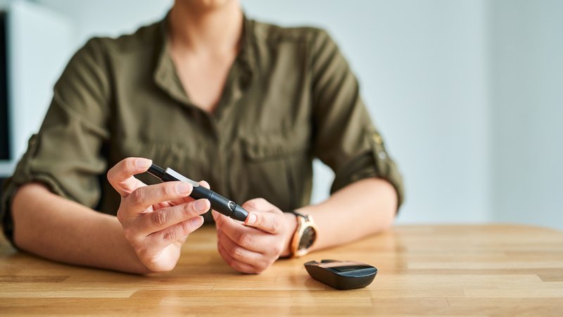 Controlo da doença para evitar os fatores de risco da diabetes na COVID-19