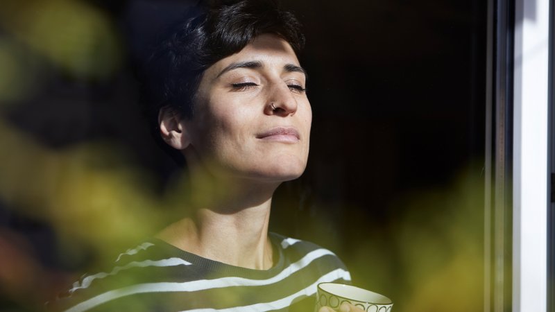 Mulher cumpre isolamento social para evitar consequência da COVID-19 e quimioterapia