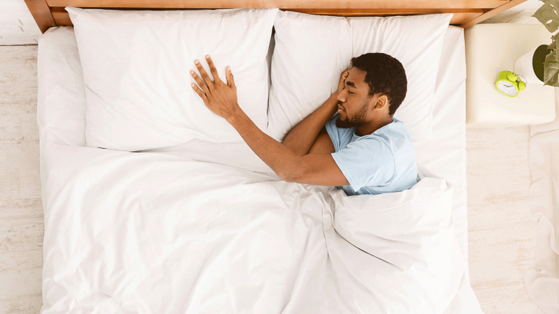 Homem coloca em prática conselhos para dormir melhor