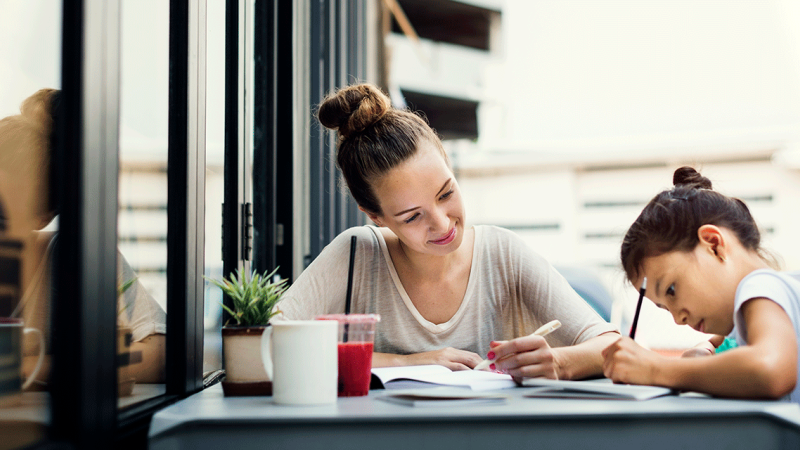 Mãe ajuda filha a estudar