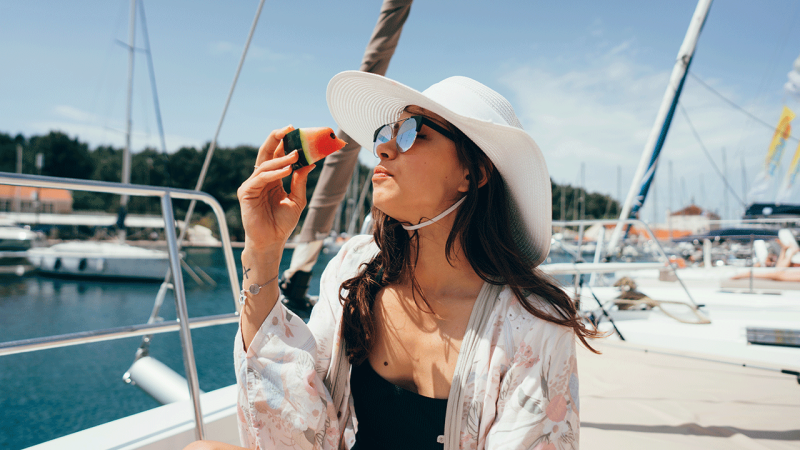 Mulher segue regras de uma alimentação saudável nas férias