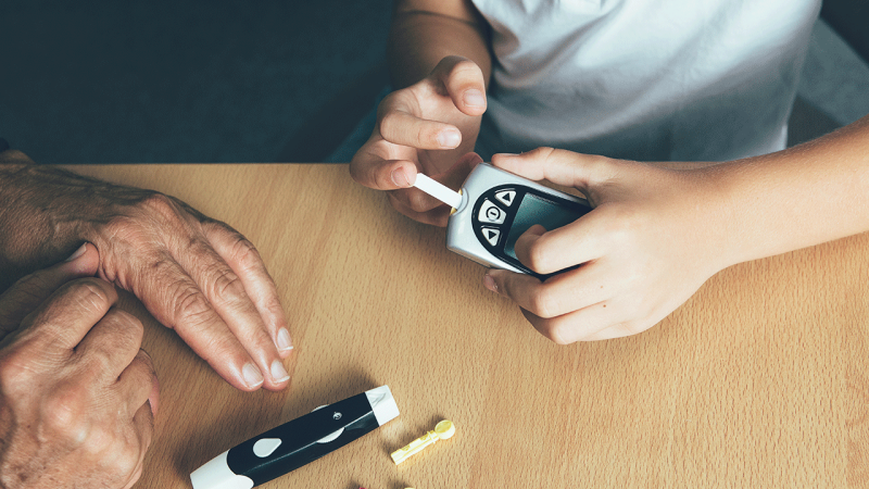 Indivíduo mede níveis de glicemia para prevenção de hiperglicemia e hipoglicemia