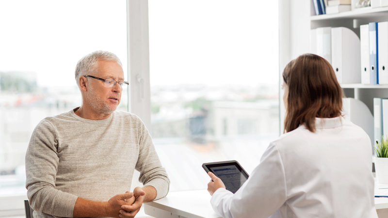Médica e paciente falam sobre hipertrofia benigna da próstata