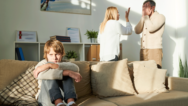 Pais divorciados discutem em frente ao filho