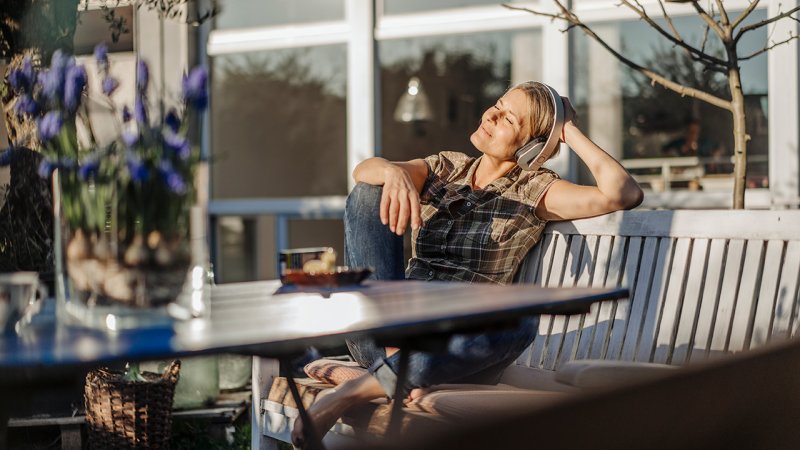 Mulher previne falta de Vitamina D através de exposição solar durante a pandemia COVID-19