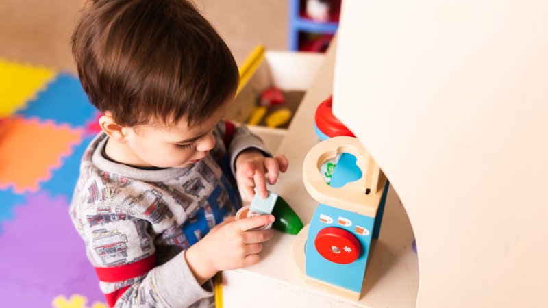 Criança a brincar a evitar coronavírus na creche