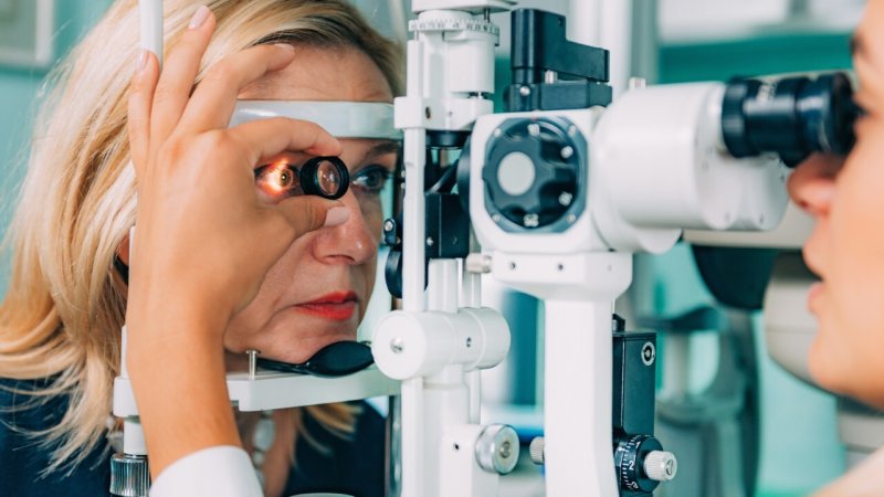 Mulher faz exames de visão para diagnóstico de glaucoma