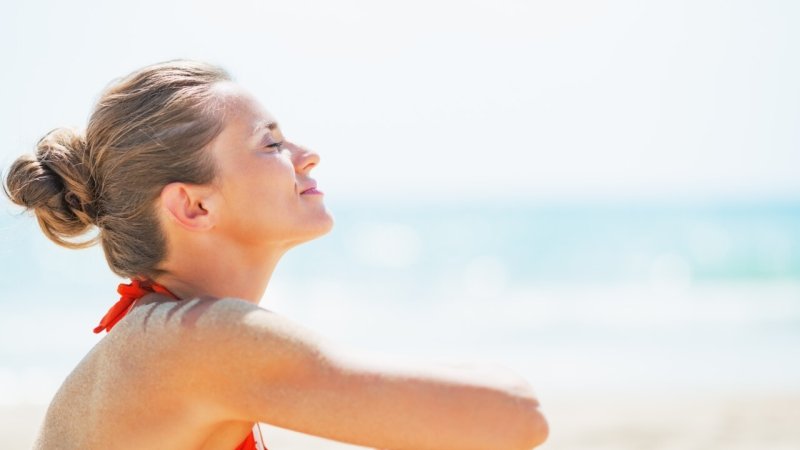 Mulher exposta ao sol em risco de sofrer insolação