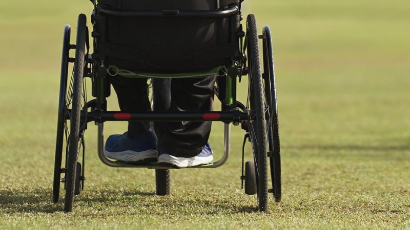 Criança com atrofia muscular espinal descola-se em cadeira de rodas