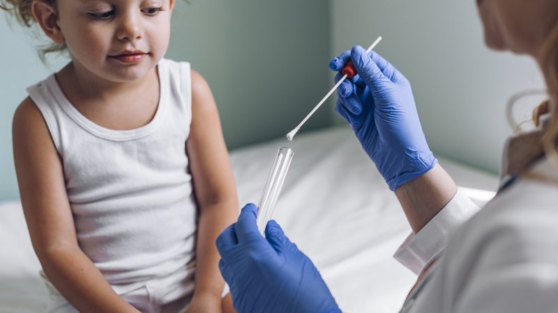 Criança faz teste da COVID-19