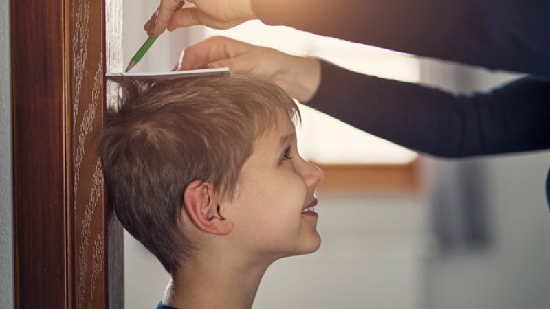 Criança com dores de crescimento regista a sua altura