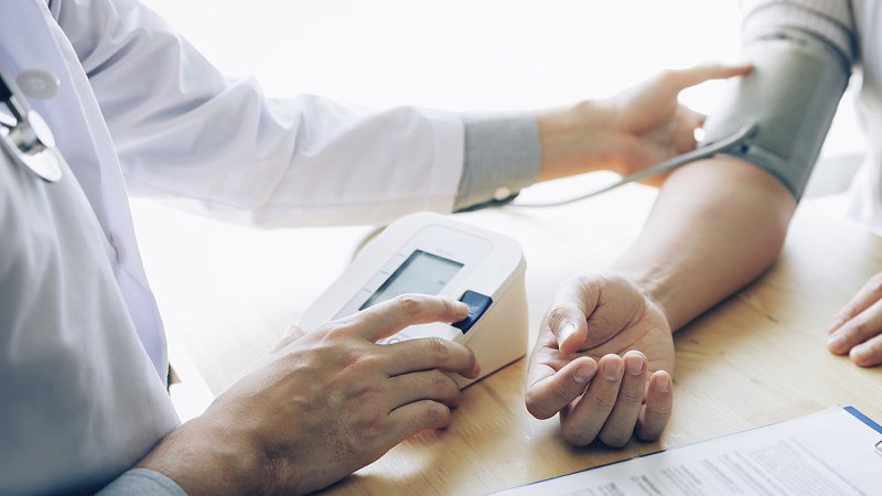 Médico faz medição da pressão arterial