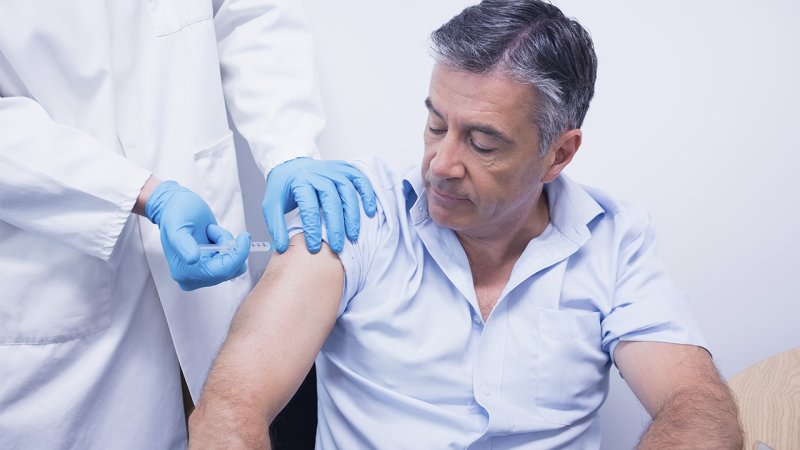 Profissional de saúde administra vacina pneumocócica a paciente