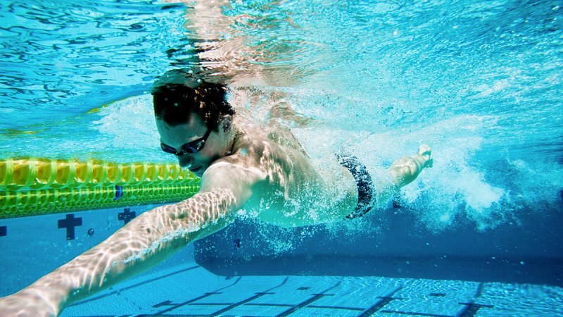 Homem pratica natação, um dos melhores exercícios para a saúde