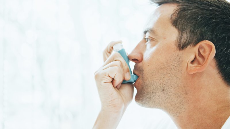 Homem utiliza bomba de asma para prevenir consequências do coronavírus e asma