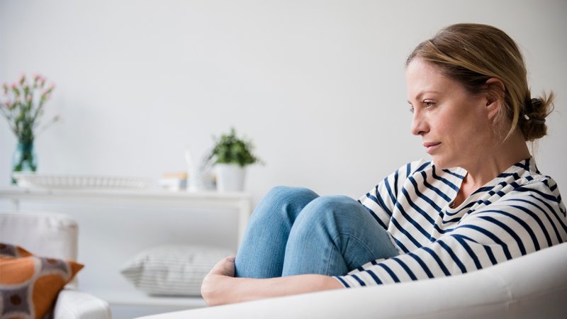 Mulher lida com frustração associada à pandemia