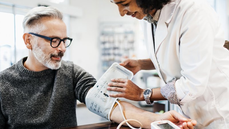 Homem faz medição da pressão arterial para avaliação do risco de AVC