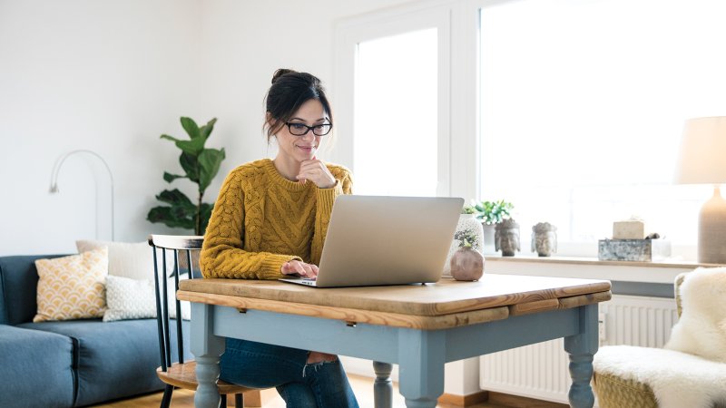 Mulher em regime de teletrabalho