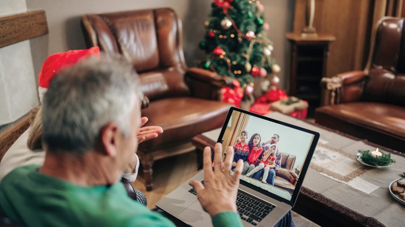 Família comunica por videochamada no Natal para prevenir COVID-19