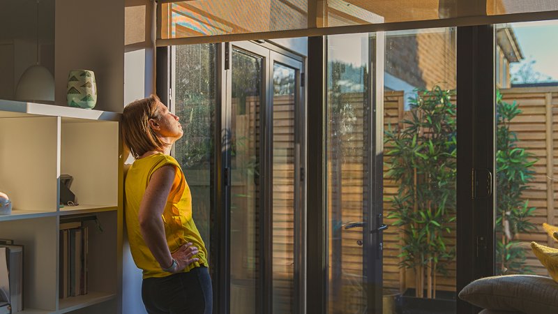 Mulher cumpre medida de afastamento social