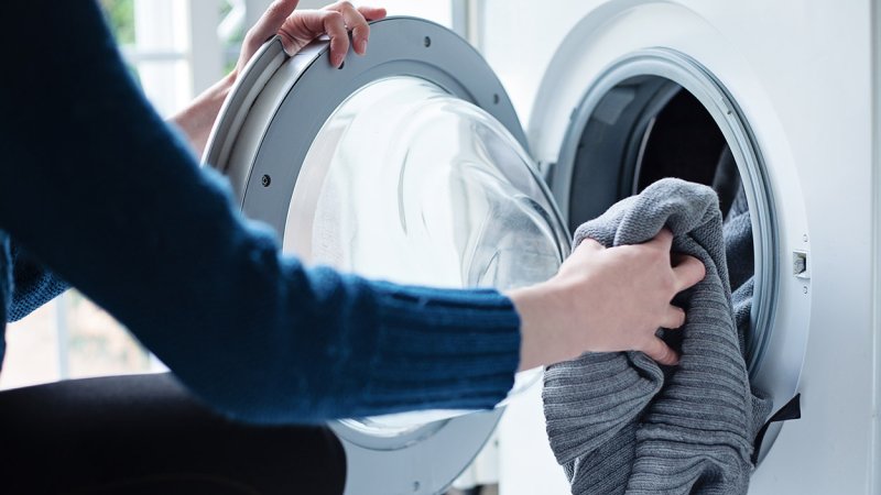 Mulher a ter os devidos cuidados depois de ter alta da COVID-19