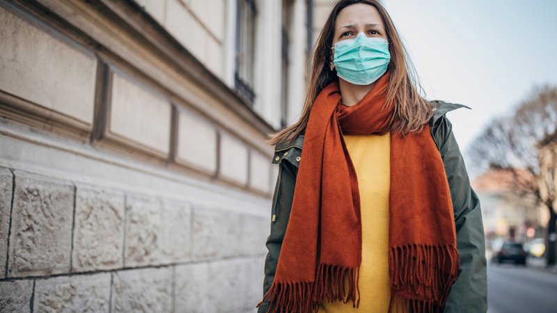 Mulher segue regras de ouro ao usar máscara