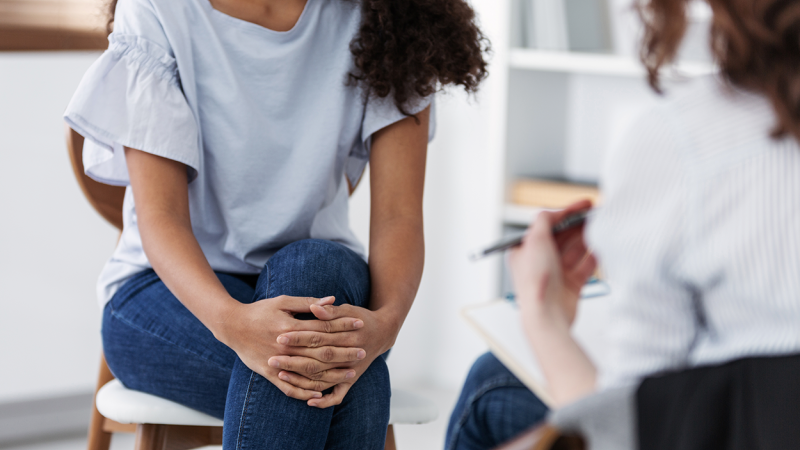 Mulher em sessão de psicoterapia