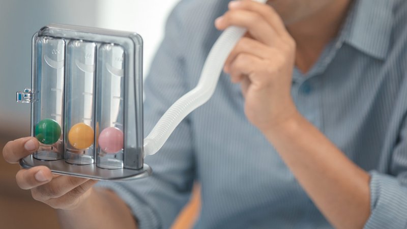 Homem faz reabilitação respiratória